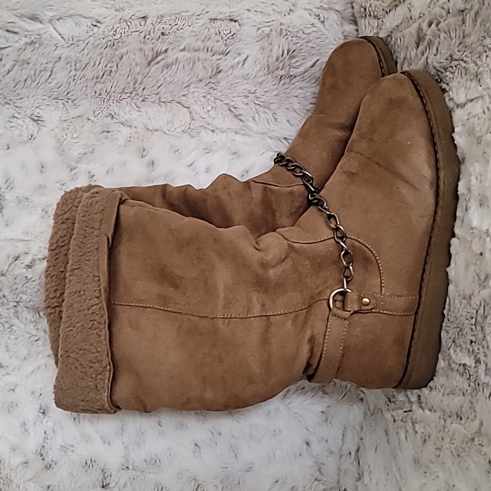 Guess boots with chain detail.
